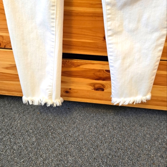 MAC AND ME WHITE FRAYED HEM JEANS. SIZE 6. - Picture 2 of 10